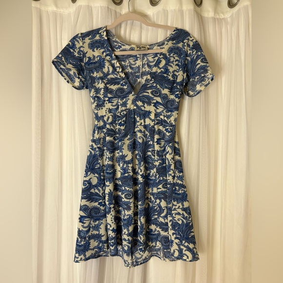 Show Me Your MuMu Antiqua Stretch Ibiza Blue White Floral Dress — size Medium - Picture 5 of 6